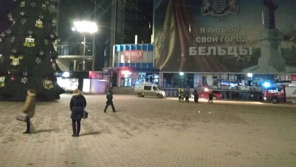 В Бельцах неизвестный сообщил о бомбе под новогодней елкой - Sputnik Молдова