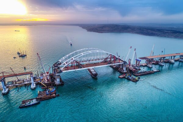 Арки автомобильного и железнодорожного пролетов строящегося Крымского моста над центральным фарватером в Керченском проливе - Sputnik Молдова