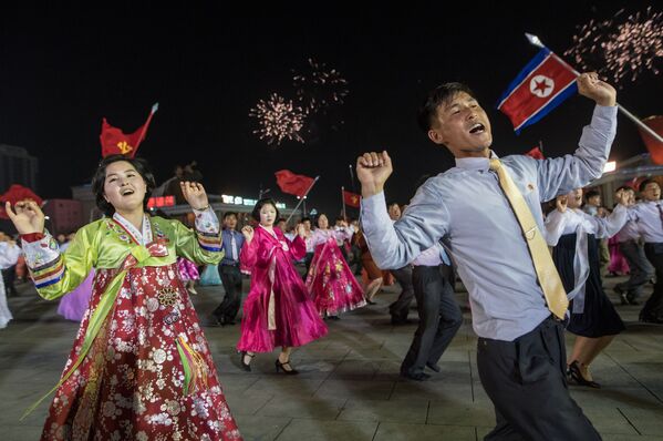 Праздничные мероприятия, посвященные 105-й годовщине со дня рождения Ким Ир Сена, в Пхеньяне - Sputnik Молдова