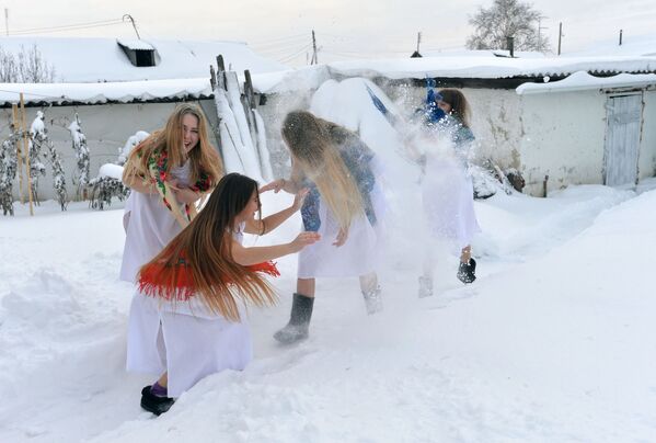Девушки на зимнем празднике Святочных гаданий и колядок в деревне Петровское Челябинской области - Sputnik Молдова