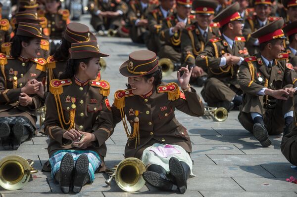 Военнослужащие во время парада, приуроченного к 105-й годовщине со дня рождения основателя северокорейского государства Ким Ир Сена, в Пхеньяне - Sputnik Молдова