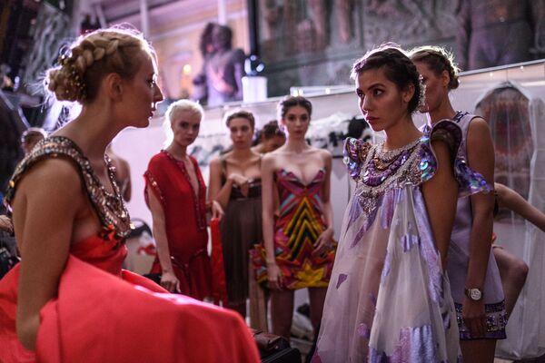 Модели перед началом показа одежды в рамках международного этнокультурного фестиваля Этно Арт Фест 2017 в Москве - Sputnik Молдова