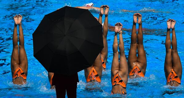 Спортсменки сборной КНДР во время разминки в финале технической программы групповых соревнований по синхронному плаванию на чемпионате мира FINA 2017 - Sputnik Молдова
