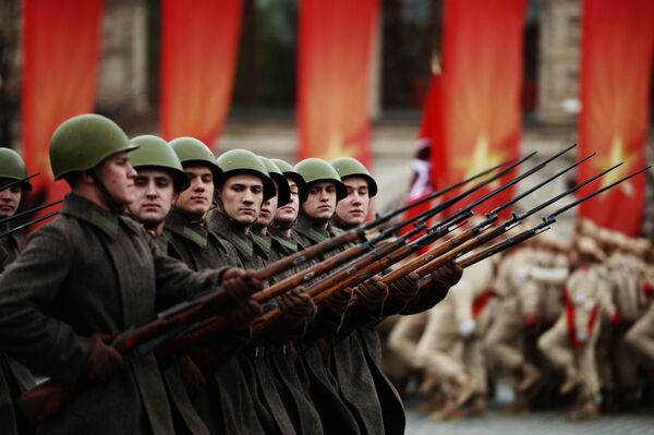 Военнослужащие во время марша, посвященного 76-й годовщине военного парада 1941 года, на Красной площади в Москве - Sputnik Молдова
