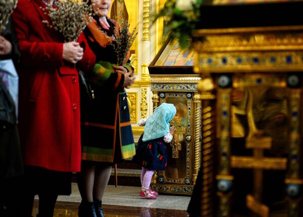 Верующие в Покровском кафедральном соборе во Владивостоке во время освящения вербы - Sputnik Молдова
