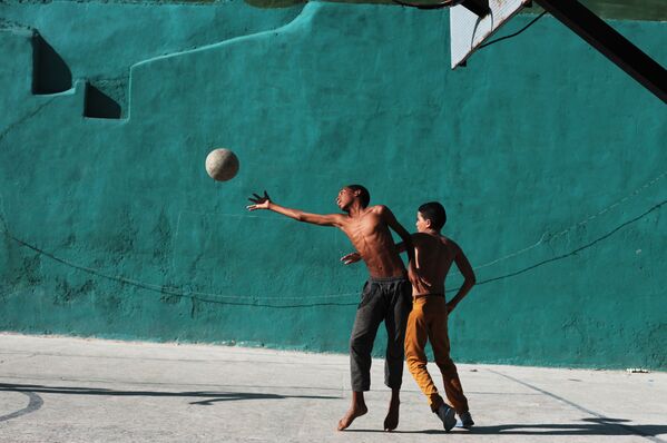 Мальчики играют в баскетбол в жилом районе Старая Гавана - Sputnik Молдова
