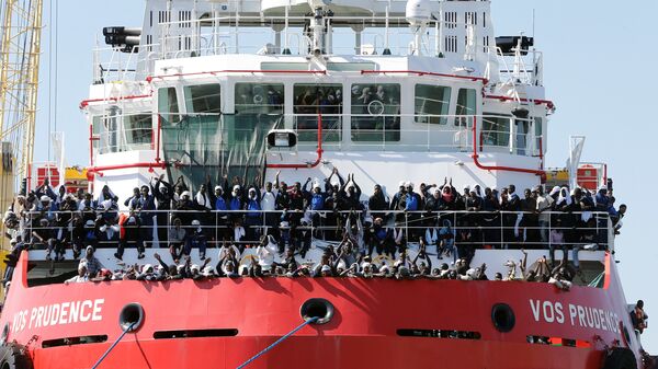 Мигранты ожидают высадки с корабля в гавани Неаполя - Sputnik Moldova-România