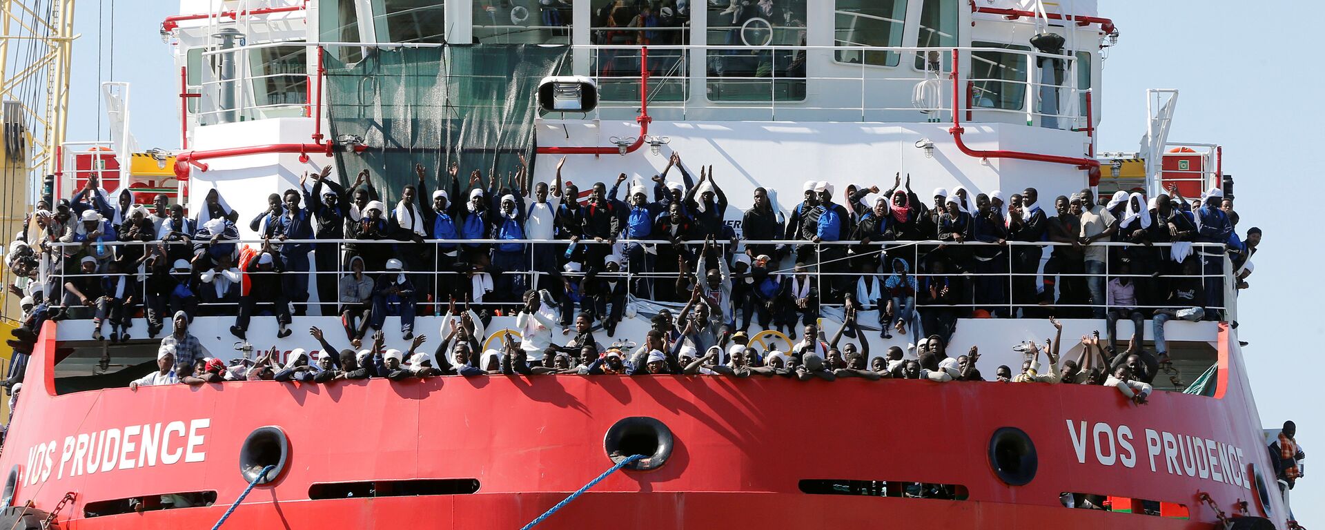 Мигранты ожидают высадки с корабля в гавани Неаполя - Sputnik Молдова, 1920, 21.01.2022