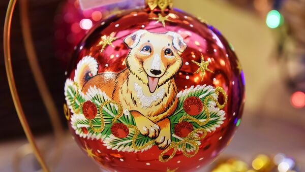 Елочная игрушка с изображением собаки - Sputnik Moldova