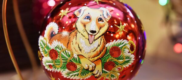 Елочная игрушка с изображением собаки Елочная игрушка с изображением собаки - Sputnik Молдова