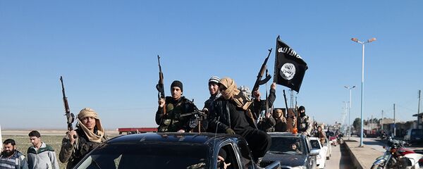 Daesh  terrorists pass by a convoy in Tel Abyad, northeast Syria (File) - Sputnik Moldova-România
