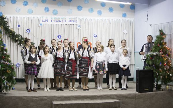 Воспитанники интерната села Карпинены поздравляют гостей с наступающими зимними праздниками - Sputnik Молдова
