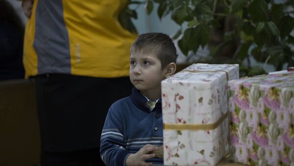 Воспитанник интерната села Карпинены получает свой подарок - Sputnik Moldova-România