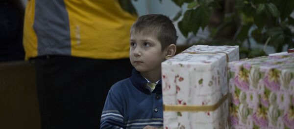 Воспитанник интерната села Карпинены получает свой подарок - Sputnik Moldova-România