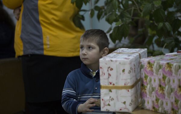 Воспитанник интерната села Карпинены получает свой подарок - Sputnik Молдова