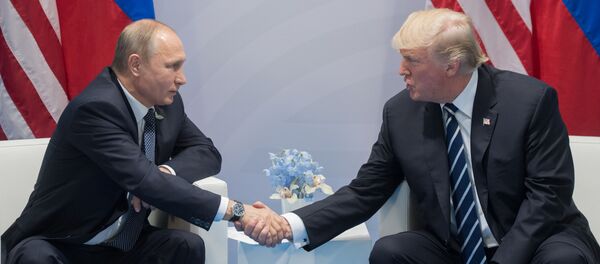 Президент РФ Владимир Путин и президент США Дональд Трамп во время беседы на полях саммита лидеров Группы двадцати G20 в Гамбурге - Sputnik Молдова