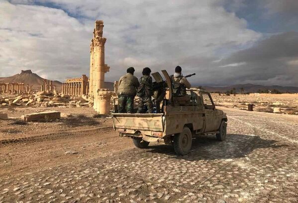 Militari ai Republicii Arabe Siriene lângă complexul arhitectural din orașul antic Palmira, provincia Homs - Sputnik Moldova