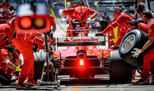 Tehnicienii echipei „Ferrari” pregătesc un bolid pentru prima sesiune a curselor libere în etapa din Rusia a Campionatului Mondial „Formula -1” - Sputnik Moldova
