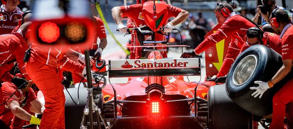 Техники команды Феррари готовят болид к первой сессии свободных заездов на российском этапе чемпионата мира по кольцевым автогонкам в классе Формула-1 - Sputnik Молдова
