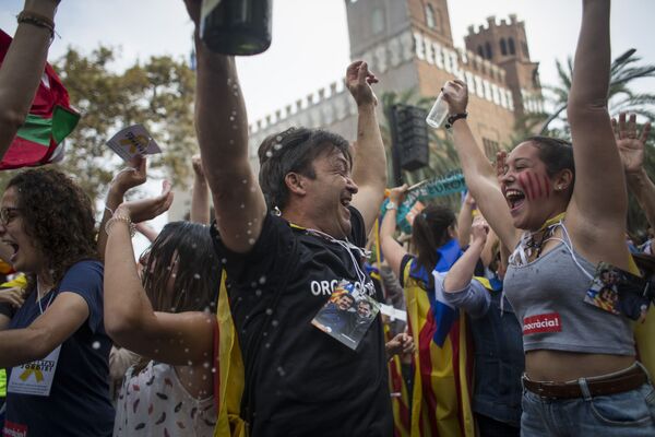 Manifestanți în fața Parlamentului din Catalonia pledează pentru declararea independenței - Sputnik Moldova