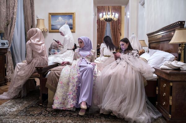 Demostrația colecției Casei de Modă Firdaws a designerului Aișat Kadârov în cadrul Mercedes-Benz Fashion Week Russia, Petrovsk - Sputnik Moldova
