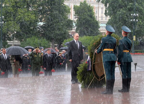 Președintele Rusiei, Vladimir Putin, și premierul Rusiei, Dmitri Medvedev, la ceremonia de depunere a coroanelor la Mormântul Soldatului Necunoscut în Grădina Aleksandrovsk - Sputnik Moldova