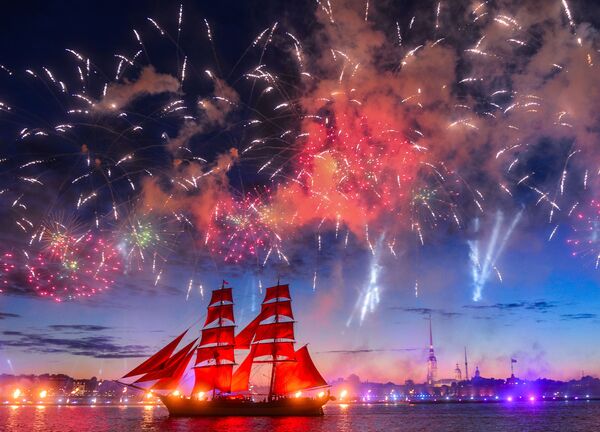Velierul suedez „Tre Kronor” în luminile focurilor de artificii la sărbătoarea absolvenților „Alâie Parusa-2017”, Sankt Petersburg - Sputnik Moldova