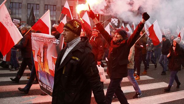 Protesters light flares and carry Polish flags during a rally, organised by far-right, nationalist groups, to mark the anniversary of Polish independence in Warsaw, Poland, November 11, 2016 - Sputnik Moldova-România