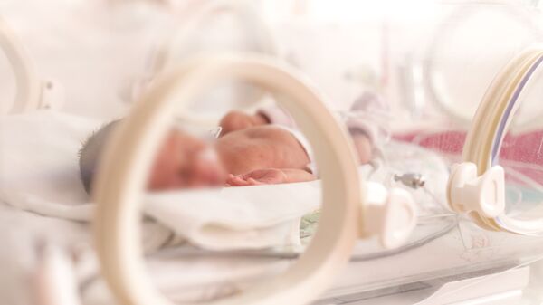 Новорожденный ребенок в роддоме - Sputnik Moldova