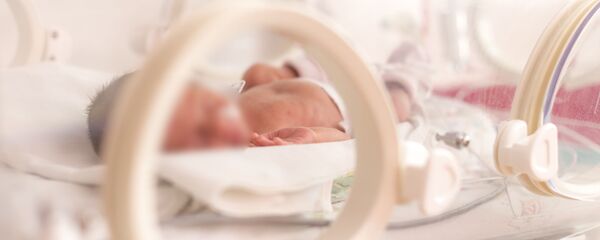 Новорожденный ребенок в роддоме - Sputnik Молдова