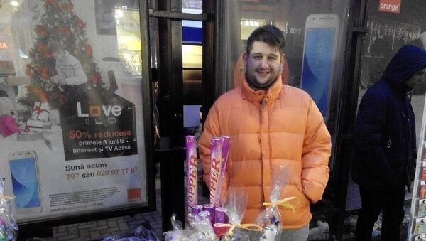Кирилл продает новогоднюю продукцию - Sputnik Молдова