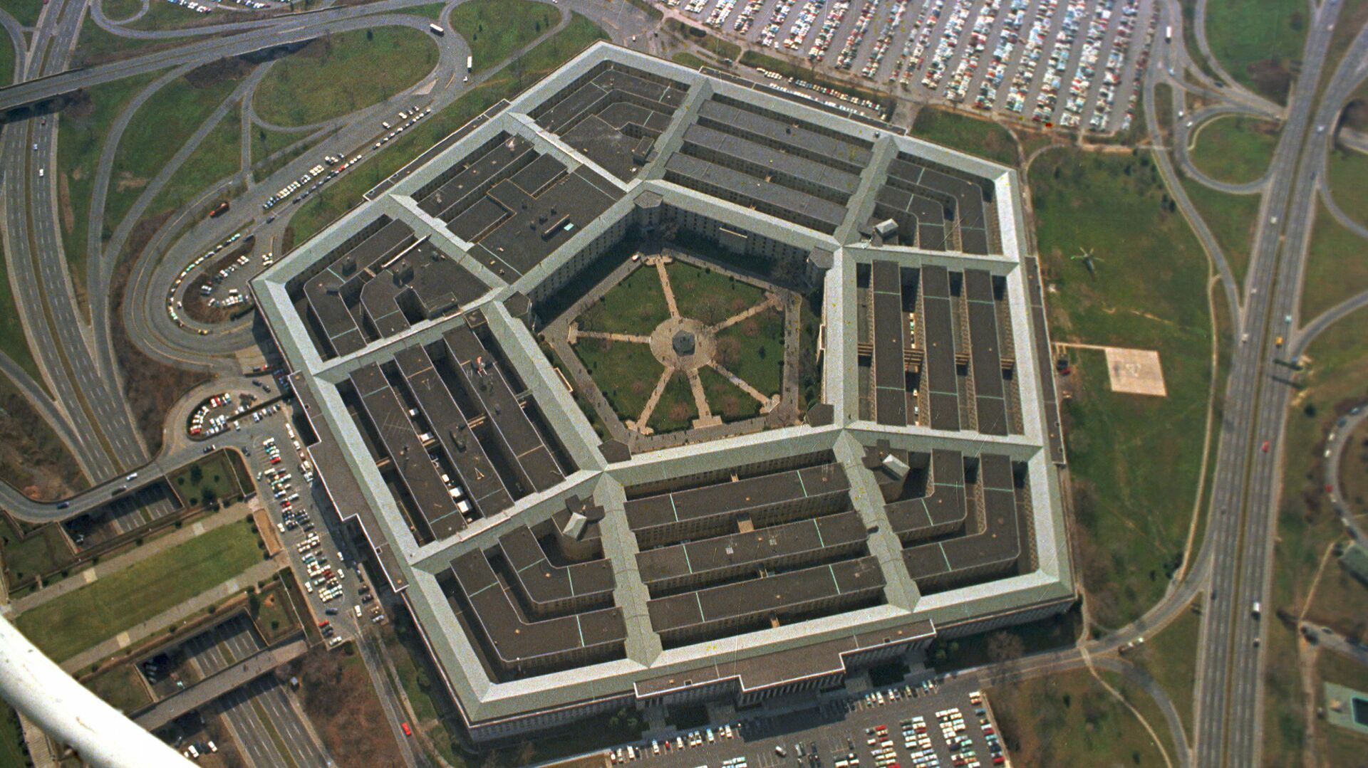 This is an aerial view of the five-sided Pentagon building, headquarters of the United States Department of Defense, in Arlington, Va., in 1975 - Sputnik Moldova, 1920, 03.02.2021
