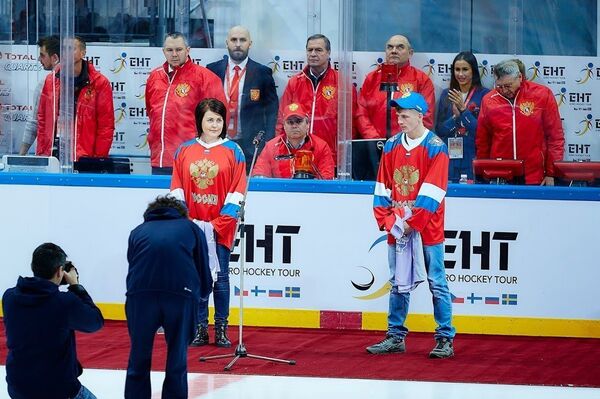Сергей и Юля во время почетного вбрасывания шайбы на заключительном матче Кубка Первого Канала Россия – Финляндия Сергей и Юля во время почетного вбрасывания шайбы на заключительном матче Кубка Первого Канала Россия – Финляндия - Sputnik Молдова