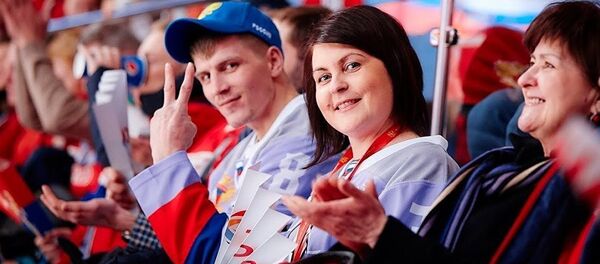 Сергей и Юля на трибуне болельщиков Сергей и Юля на трибуне болельщиков - Sputnik Молдова