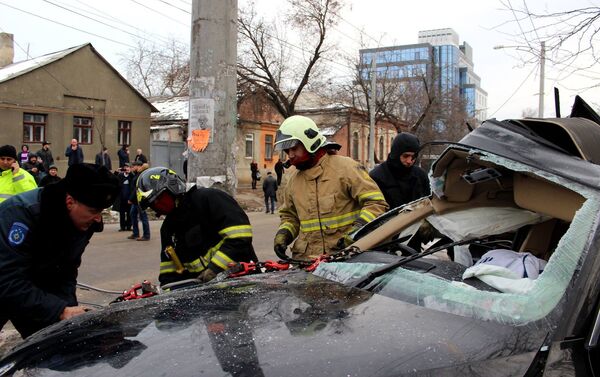 Трагедия в Кишиневе: водитель врезался в столб и погиб - Sputnik Молдова