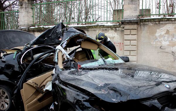Трагедия в Кишиневе: водитель врезался в столб и погиб - Sputnik Молдова