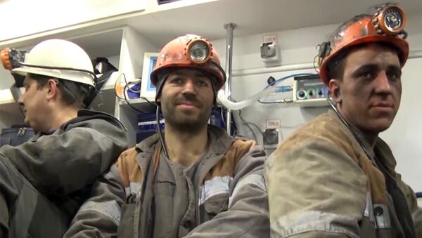 Спасательная операция троих горняков, заблокированных обвалом в шахте - Sputnik Молдова