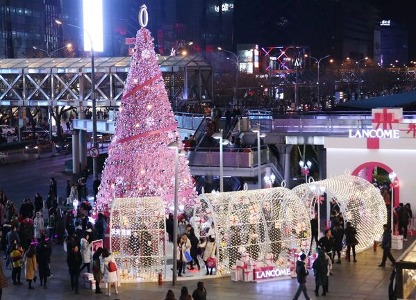 Новогодняя елка напротив одного из торговых центров в Пекине - Sputnik Молдова