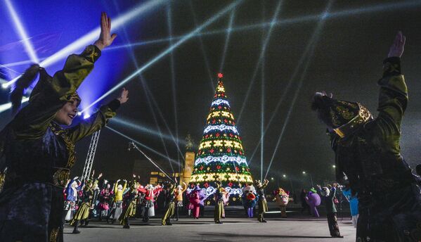 Новогодняя ель на площади Ала-Тоо в Бишкеке - Sputnik Молдова