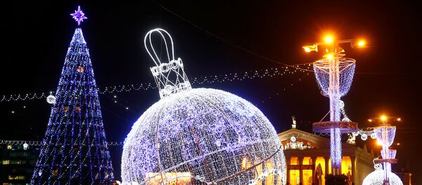 Елка высотой 34 метра на Октябрьской площади в Минске - Sputnik Молдова