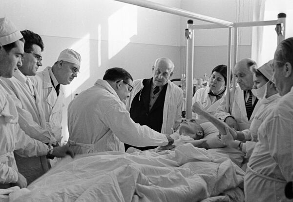 Осмотр Льва Ландау - Sputnik Молдова