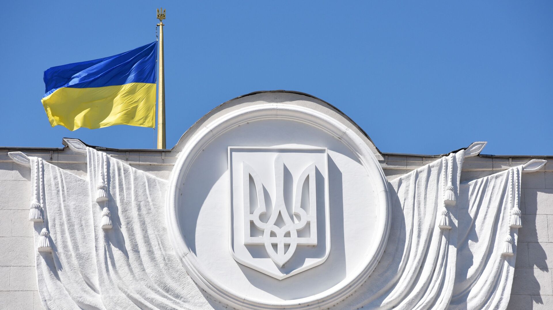 Флаг Украины на здании Верховной рады в Киеве - Sputnik Moldova, 1920, 10.12.2021