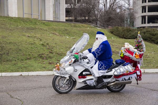 Байкеры традиционно надели костюмы Дедов Морозов в канун Нового года - Sputnik Молдова