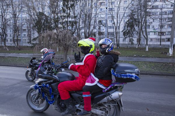 Желающих участвовать в параде было много, поэтому и задние сидения на мотоциклах оказались заняты - Sputnik Молдова