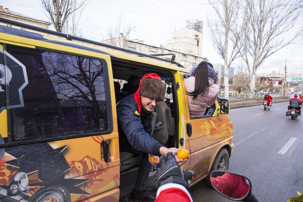 Где вы еще видели, чтобы прямо на дороге раздавали мандарины? - Sputnik Молдова