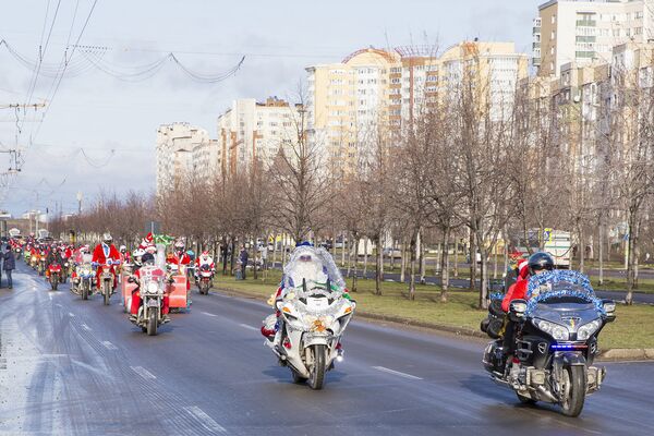 Кавалькада праздничных мотоциклистов движется дальше - Sputnik Молдова
