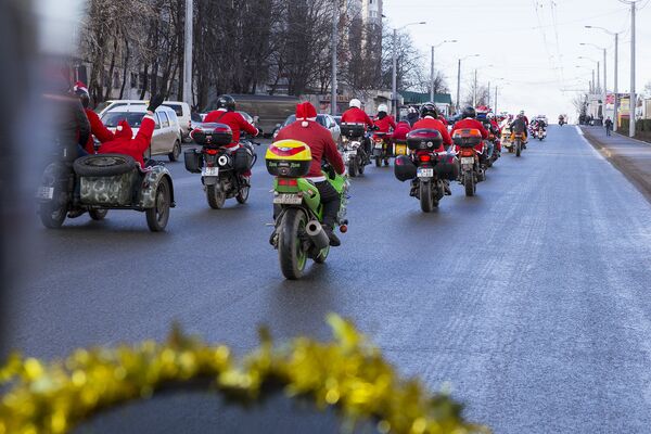 Парад Дедов Морозов на мотоциклах по улицам Кишиневе - Sputnik Молдова