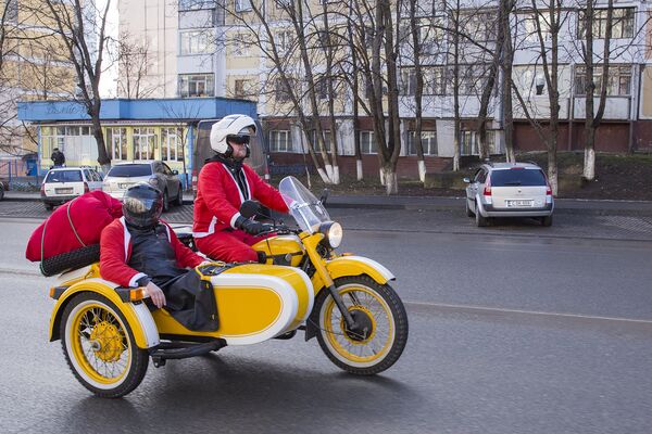 Даже мотоциклы приняли торжественно-новогодний вид - Sputnik Молдова