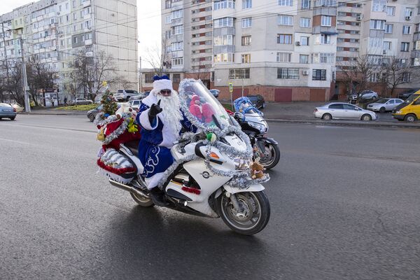 Парад Дедов Морозов на мотоциклах продолжается - Sputnik Молдова