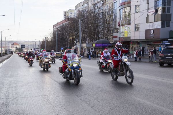 Парад Дедов Морозов на мотоциклах - Sputnik Молдова